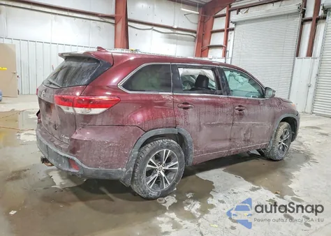 2018 Toyota Highlander Le z USA, uszkodzony, nr VIN 5TDBZRFH9JS888052